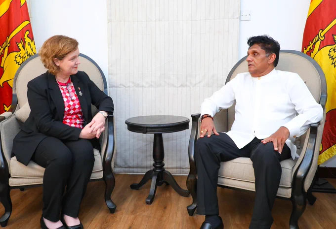 La Haute-commissaire, Isabelle Martin en conversation avec le chef de l'opposition, Sajith Premadasa.