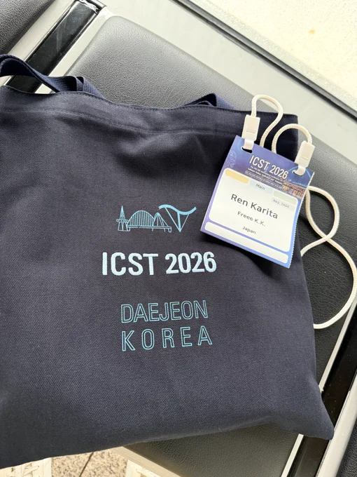 ICST2026のネームタグと、記念品のオリジナルトートバッグ