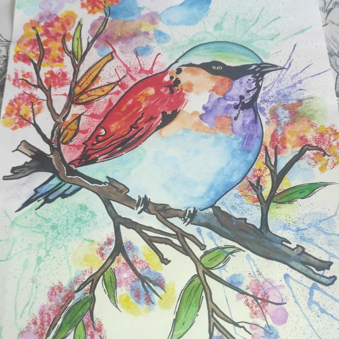 Dibujo de un pájaro posado sobre una rama con hojas. El ave presenta colores variados como azul, rojo, naranja y verde. El fondo está formado por manchas de acuarela en distintos colores, con salpicaduras que aportan un estilo artístico.