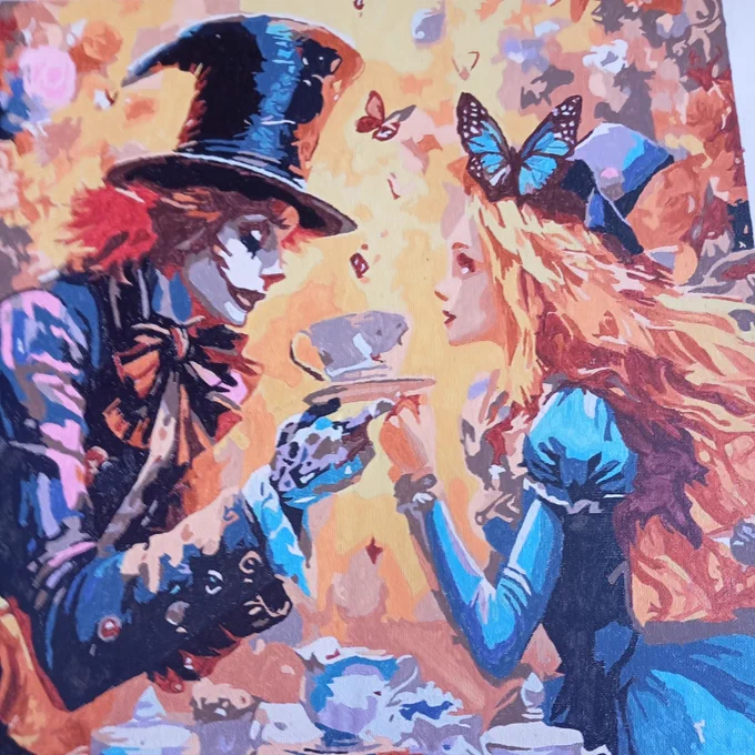 Ilustración colorida inspirada en “Alicia en el País de las Maravillas”: dos personajes sentados frente a frente toman el té en una mesa con tazas y tetera. Uno lleva sombrero de copa y la otra tiene una mariposa en el cabello. En el centro, sobre una taza, aparece un pequeño ratón. Fondo con tonos cálidos y elementos decorativos.