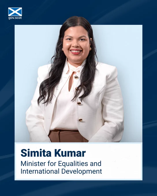 Porträtfoto einer Person in weißem Blazer vor hellem Hintergrund. Oben links ist das gov.scot‑Logo zu sehen. Unten im Bild steht: „Simita Kumar – Minister for Equalities and International Development“.