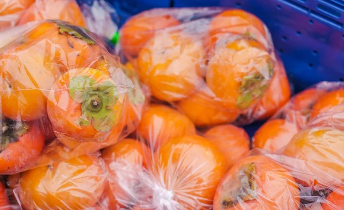 Image of persimmons fruit in plastic packaging.

Image provided by jannoon028 on Magnific
