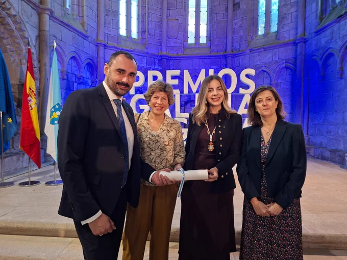 Raquel Correa, directora gerente de ILUNION Correduría de Seguros, junto a un representación del equipo de ILUNION Correduría de Seguros recogiendo el Premio Galicia Segura 2026 a la Distribución de Seguros, la máxima distinción otorgada por la Fundación INADE.