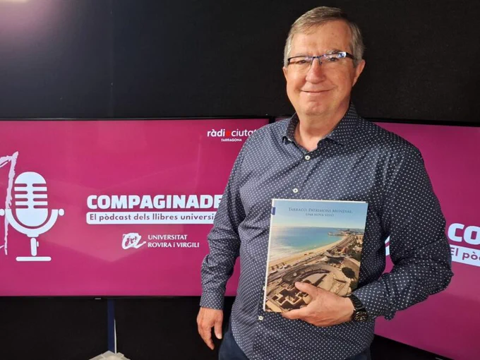 Joaquín Ruiz de Arbulo amb el llibre “Tàrraco, Patrimoni Mundial. Una nova visió”, a l’estudi de gravació del pòdcast de Publicacions URV, Compaginades.