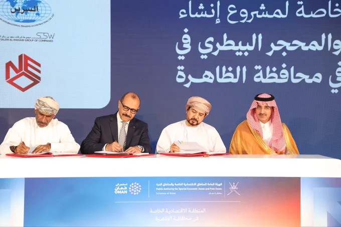 وقعت الهيئة العامة للمناطق الاقتصادية الخاصة والمناطق الحرة اتفاقيات تنفيذ الحزمتين الثالثة والرابعة للمنطقة الاقتصادية الخاصة في محافظة ‫#الظاهرة‬ مع ائتلاف عدد من الشركات العُمانية والسعودية؛ وذلك بالتعاون وتمويل مشترك من سلطنة عُمان والمملكة العربية السعودية ممثلة بالصندوق السعودي للتنمية.