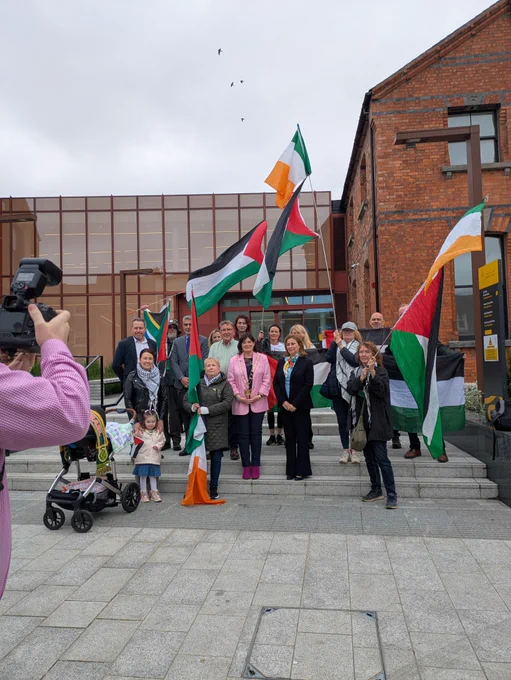 Group photo of Ambassador Wahba Abdalamjid and Deputy Ambassador Baker Hijazi with Councillors and Drogheda Stands With Palestine members