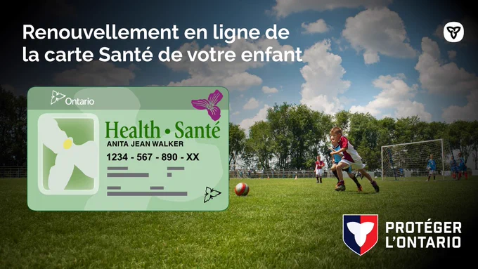 Carte Santé d’un enfant avec une image d’enfants jouant au soccer en arrière-plan. Texte : Renouvellement en ligne de la carte Santé de votre enfant