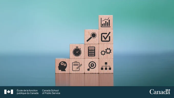 Des blocs de bois empilés avec différentes icônes dessus.