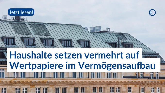 Das Bild zeigt ein Gebäude mit einem Metalldach sowie mehreren Fenstereinheiten.