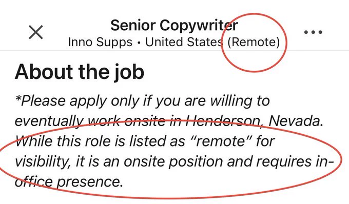 Captura de una oferta de trabajo para “Senior Copywriter” marcada como “Remote”. En la descripción se indica que, aunque aparece como remota para ganar visibilidad, en realidad es un puesto presencial en Henderson, Nevada, con presencia obligatoria en oficina. La palabra “Remote” y el texto contradictorio están rodeados en rojo.