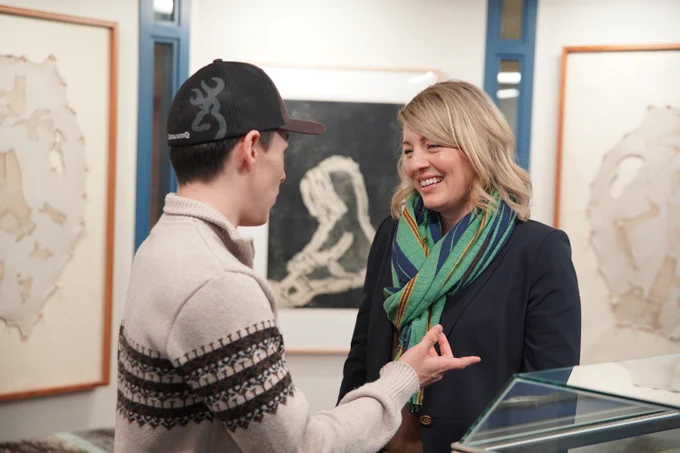 La ministre Joly qui parle avec un étudiant.