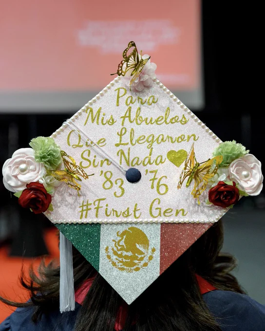 A grad cap that says “para mis abuelas que llegaron sin nada, ‘83 ‘76, #first gen”