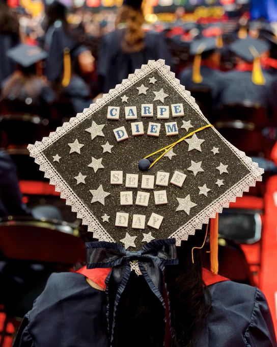 A grad cap that says “carpe diem- seize the day”