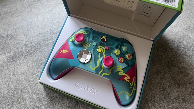 Il controller speciale dedicato a Forza Horizon 6 ripreso frontalmente nella sua confezione