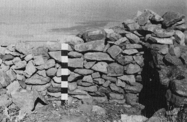 Pitezel 2007. Dry-laid rubble core masonry at EI Pueblito, from north-central masonry room block. Scale = 1 m.
