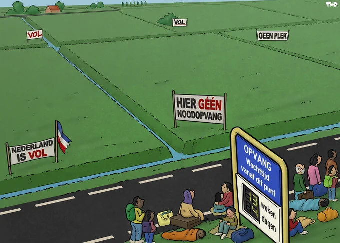 Cartoon waarop een leeg en uitgestrekt polderlandschap te zien is. In de lege weilanden staan borden met de teksten 'Nederland is vol', 'VOL' en 'Hier geen noodopvang'. In de voorgrond loopt een weg; in de berm staat een lange rij asielzoekers. Een bord heeft de tekst: 'Opvang -  wachttijd vanaf dit punt:' Een digitale display laat zien dat de huidige wachttijd 13 weken en 4 dagen bedraagt.