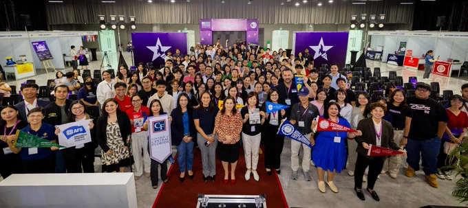 Fair organizers and participants.