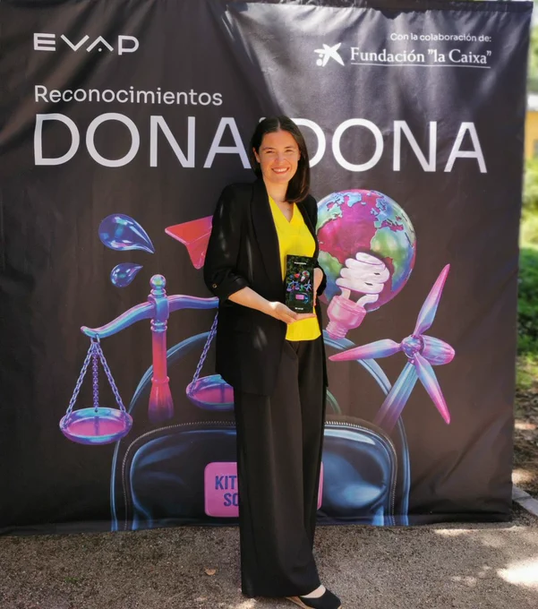 Ángela Bermúdez, técnico de Sostenibilidad de ILUNION Facility Services, junto al premio DonaIDona de EVAP por su modelo de empleo inclusivo para mujeres en situación de vulnerabilidad, que ofrece formación, acompañamiento psicosocial y empleo de calidad.