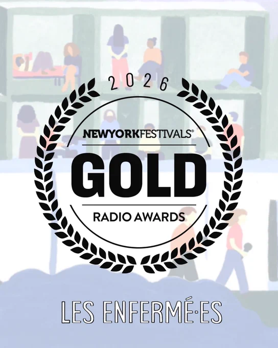 Logo du prix du concours New York Festivals - Gold radio awards incrusté sur le visuel du podcast Les Enfermé·es (Deux contrôleuses munies d'un micro avancent devant un mur et une porte barreaudée. Derrière le mur un bâtiment cubique comportant plusieurs pièces dont l'intérieur est visible. Divers personnages se trouvent dans les pièces du bâtiment)