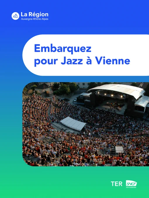 Vue aérienne du Théâtre Antique de Vienne rempli de spectateurs assistant à un concert de jazz en plein air.