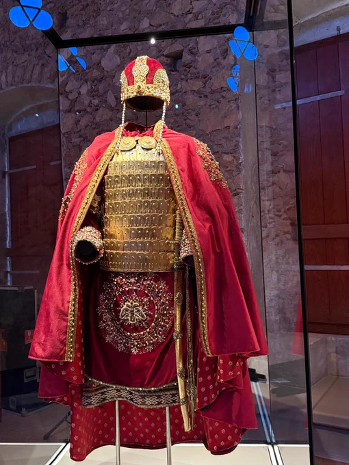 Η εμπνευσμένη από τη ζωγραφική του Φώτη Κόντογλου περιβολή του Κωνσταντίνου Παλαιολόγου