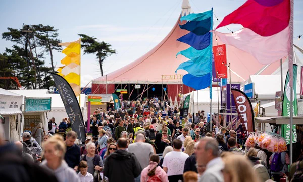 Pobl yn mynychu pebyll a stondinau gŵyl yr eisteddfod

People attending Eisteddfod festival tents and stalls