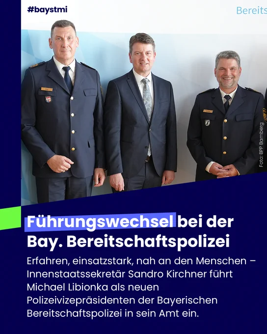 Drei Männer in Anzug und Polizeiuniform vor Wand, darunter Text über Führungswechsel bei der Bayerischen Bereitschaftspolizei.