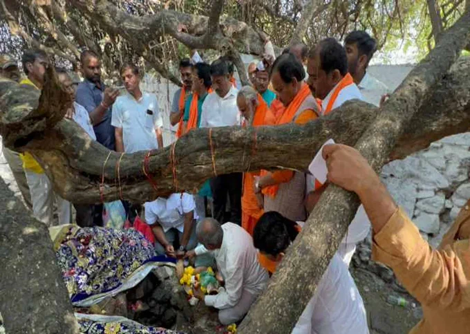 Shivling in Ladle Mashak Dargah in Aland town of Kalaburagi district. 
