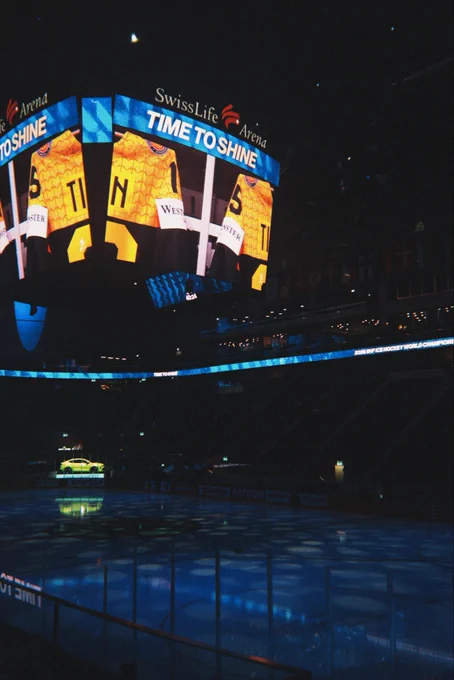 picture of the jumbotron inside swiss life arena