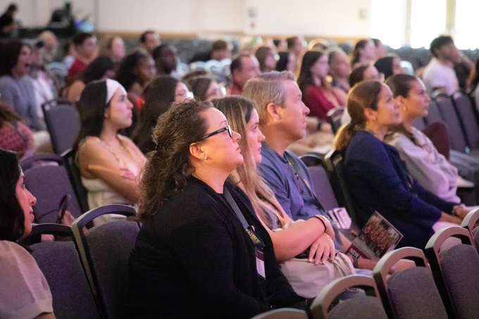 Wide shot of the New Nole Orientation attendees.