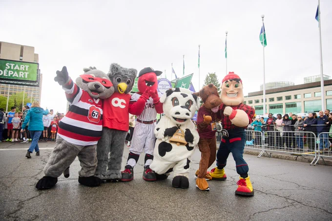 OC le Hibou et ses amis mascottes au lors de la Fin de semaine des courses d’Ottawa 2025.