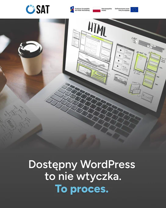 Dostępny WordPress to nie wtyczka, to proces. Na ekranie laptopa widoczny projekt strony internetowej w HTML.