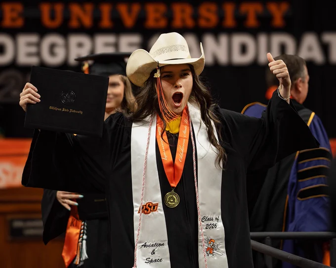 Aviation & space graduate hangs her tassel from her cowboy hat.