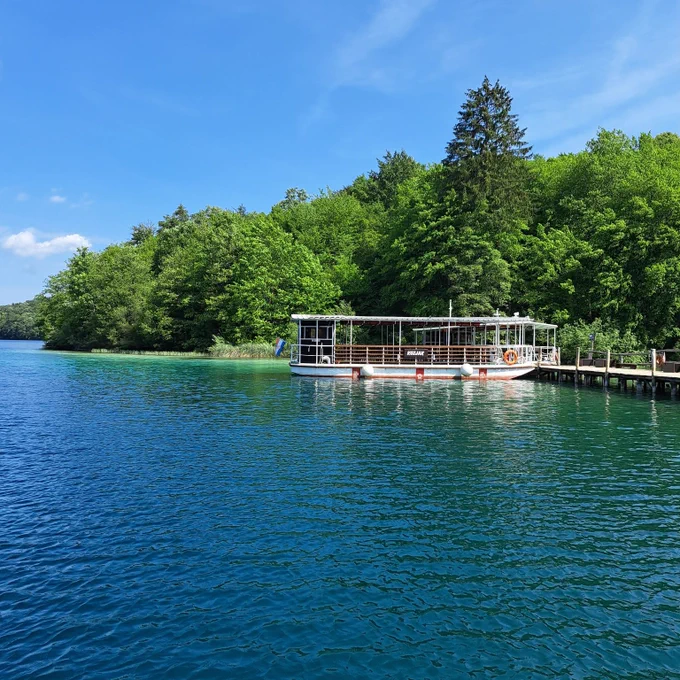 That same year, electric boats were introduced on Lake Kozjak. After the arrival of two smaller electric boats with a capacity of 50 passengers, the large electric boat “Medo”, designed to carry 100 passengers, joined the fleet in 1978. Today, the electric boat ride on the longer route across Lake Kozjak takes around 20 minutes. Electric boats operate throughout the year, except in periods when the lake freezes over, as happened in 2019.