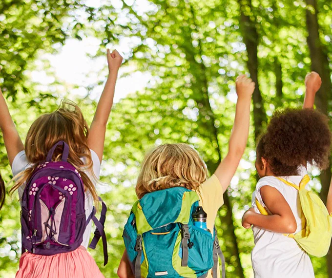 Drei Schülerinnen und Schüler springen in die Luft (Bild: Adobe Stock).