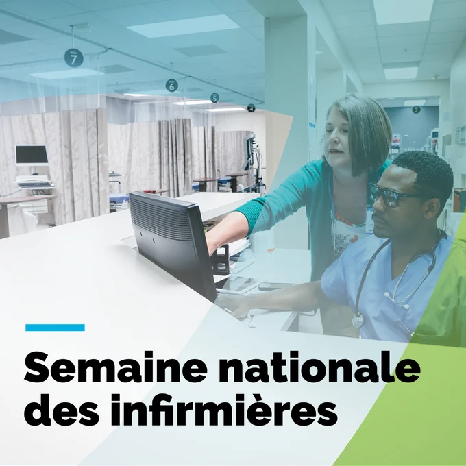 Un infirmier et une infirmier(ère) consultent un ordinateur à un poste de soins.