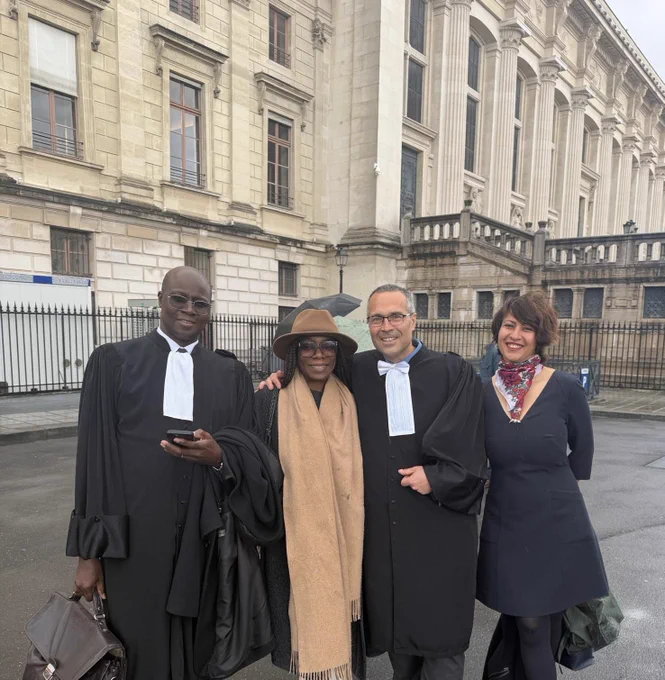 Derrière le Palais de Justice avec mes amis.