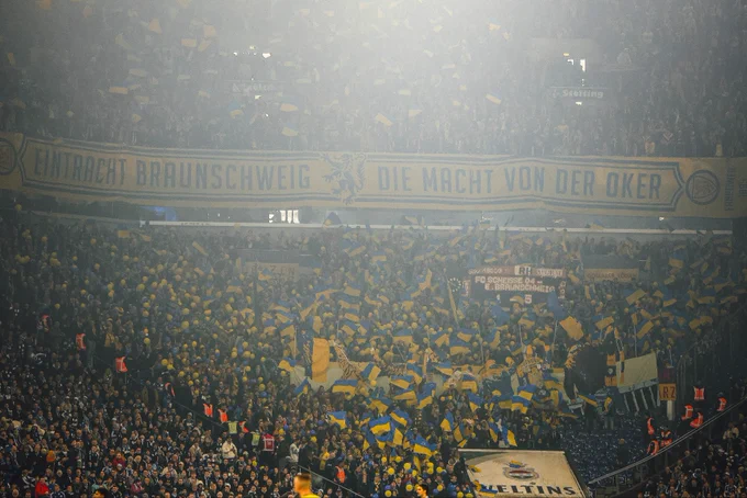 Der Gästeblock in der Veltins-Arena mit einer Choreografie der Eintracht-Fans. Foto: IMAGO