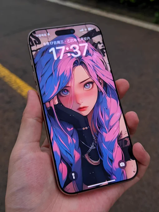 LusaDesign AR anti-reflective screen protector on an iPhone, showing vivid colors, clear details, and reduced glare outdoors.