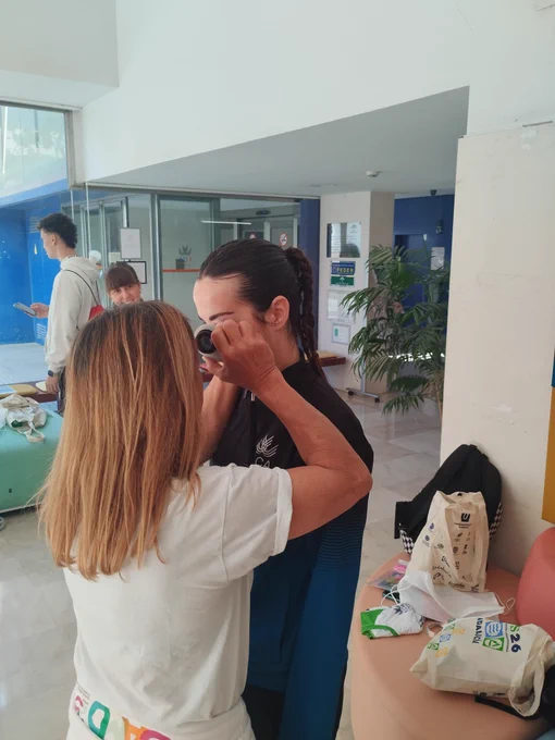 🏐☀️ El Centro Andaluz de Medicina del Deporte (CAMD) estuvo presente en el Campeonato de España Universitario de Vóley Playa, celebrado en la Playa de la Victoria, en Cádiz. 🌊🏖️

Durante este gran evento deportivo, seguimos promoviendo hábitos saludables a través de una encuesta sobre práctica deportiva y exposición solar, en la que participaron 60 de las 86 personas inscritas. 📝💪

🩺 Además, ofrecimos chequeos cutáneos gratuitos y entregamos a todas las personas participantes una bolsa del #CAMD con recomendaciones para protegerse del sol ☀️🧴 y una muestra de crema solar.

Cuidar la salud también forma parte del deporte. 💙

#CAMD #MedicinaDelDeporte #VóleyPlaya #DeporteSeguro #ProtecciónSolar #SaludYDeporte #Cádiz #Universidades #Andalucía #DeporteUniversitario