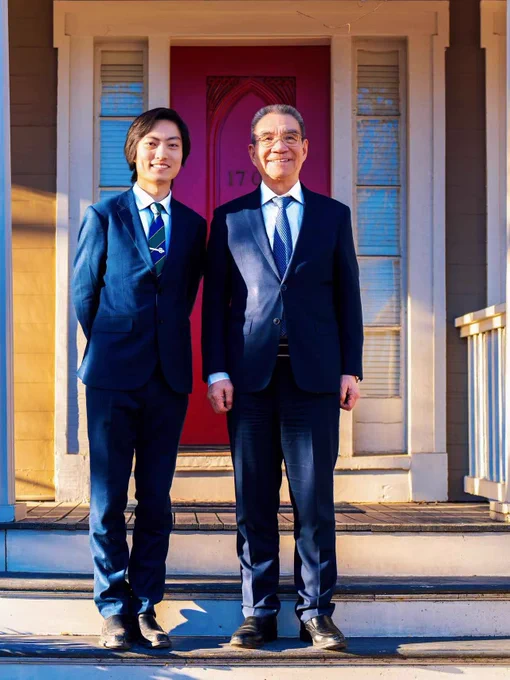Hansong Li and Justin Yifu Lin outside