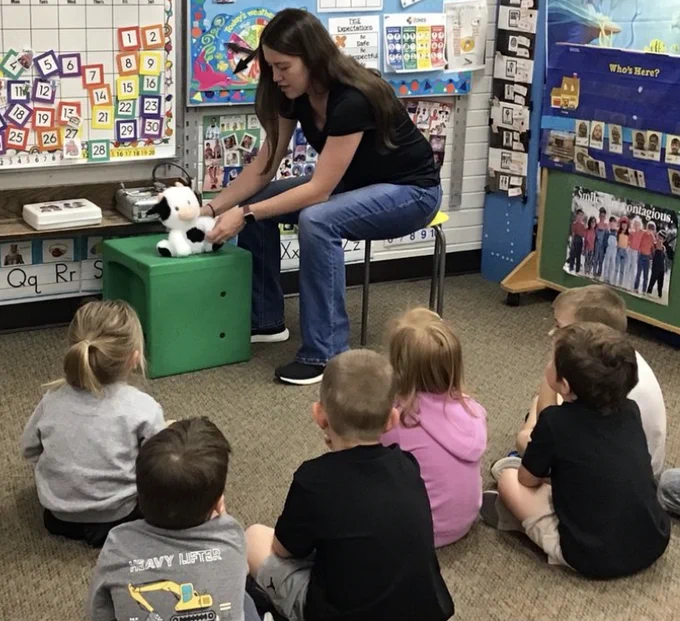 Shaunna's preschool classes concluded their Pet Study by having Shaunna's daughter, Dr. Ashton Loseke, come in and talk to us about how to take care of our pets.
