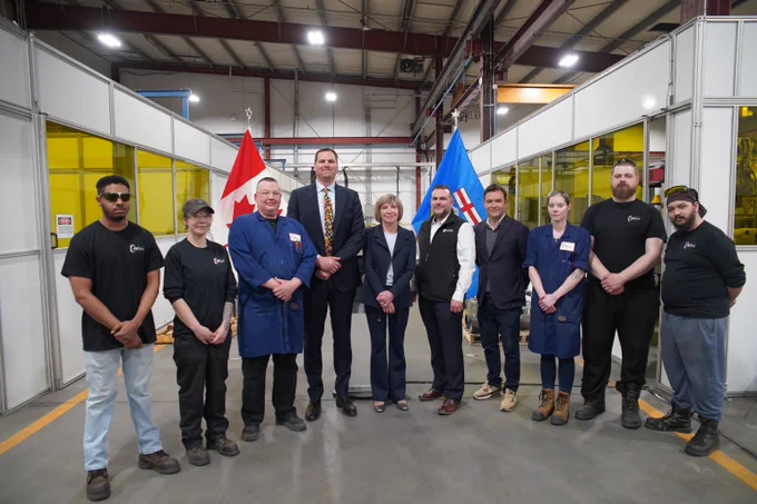 Une photo de groupe de la ministre Olszewski avec des participants de l’événement.