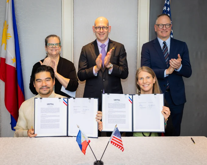 Senior Advisor and U.S. Head of Delegation for the Luzon Economic Corridor Steering Committee Ambassador Heather Variava, Chargé d’Affaires a.i. Robert Ewing, and The S-A-P Group President Bill Matz standing behind Cavitex Holdings Inc. President and CEO Leonides Virata and U.S. Trade and Development Agency Regional Director Verinda Fike, who are holding signed copies of a grant agreement.