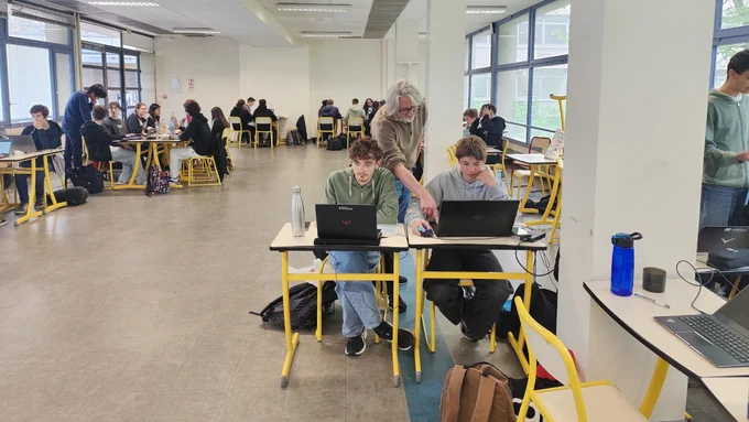 Retour en images sur « La nuit du code » organisée au lycée Louis-Bascan à Rambouillet (78) ce lundi 11 mai de 10h à 16h. À l’occasion de ce marathon de programmation, les élèves de spécialité NSI ont travaillé en équipe afin de concevoir un jeu vidéo original en seulement six heures. Cette journée a permis de mettre en avant leur créativité, leurs compétences techniques ainsi que leur capacité à collaborer autour d’un projet numérique ambitieux.
