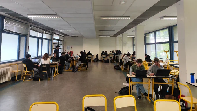 Retour en images sur « La nuit du code » organisée au lycée Louis-Bascan à Rambouillet (78) ce lundi 11 mai de 10h à 16h. À l’occasion de ce marathon de programmation, les élèves de spécialité NSI ont travaillé en équipe afin de concevoir un jeu vidéo original en seulement six heures. Cette journée a permis de mettre en avant leur créativité, leurs compétences techniques ainsi que leur capacité à collaborer autour d’un projet numérique ambitieux.