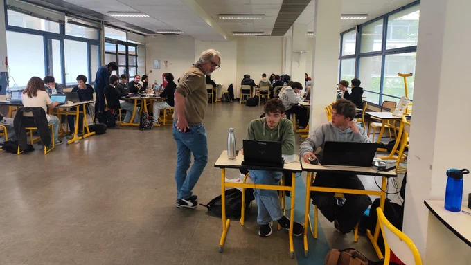 Retour en images sur « La nuit du code » organisée au lycée Louis-Bascan à Rambouillet (78) ce lundi 11 mai de 10h à 16h. À l’occasion de ce marathon de programmation, les élèves de spécialité NSI ont travaillé en équipe afin de concevoir un jeu vidéo original en seulement six heures. Cette journée a permis de mettre en avant leur créativité, leurs compétences techniques ainsi que leur capacité à collaborer autour d’un projet numérique ambitieux.