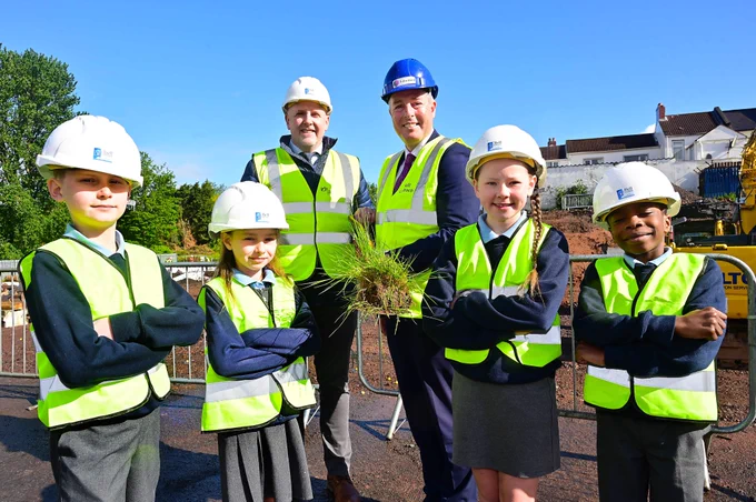 Education Minister Paul Givan pictured with Glenwood PS Principal Wesley Wright and pupils.