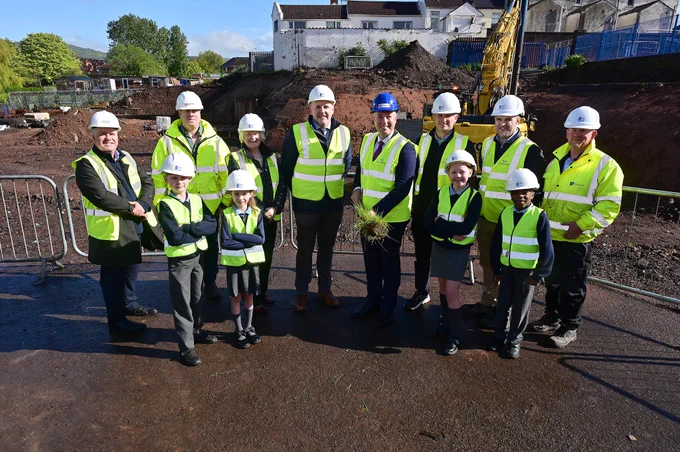  Education Minister Paul Givan pictured with Glenwood PS Principal Wesley Wright, pupils and contractors.
