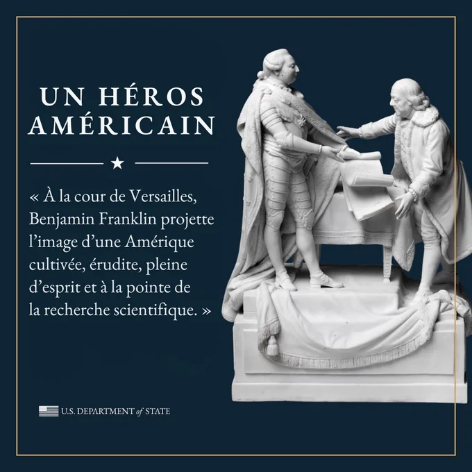 Une pièce en porcelaine représentant Louis XVI en habit de cour de style militaire, allié à la cause de l’indépendance américaine, laquelle est incarnée par Benjamin Franklin, vêtu sobrement et adoptant une posture humble. Texte : « UN HÉROS AMÉRICAIN. À la cour de Versailles, Benjamin Franklin projette l’image d’une Amérique cultivée, érudite, pleine d’esprit et à la pointe de la recherche scientifique. »